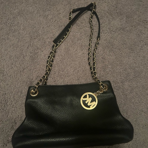 Black Michael kors crossbody shoulder purse with gold chain - Picture 7 of 10